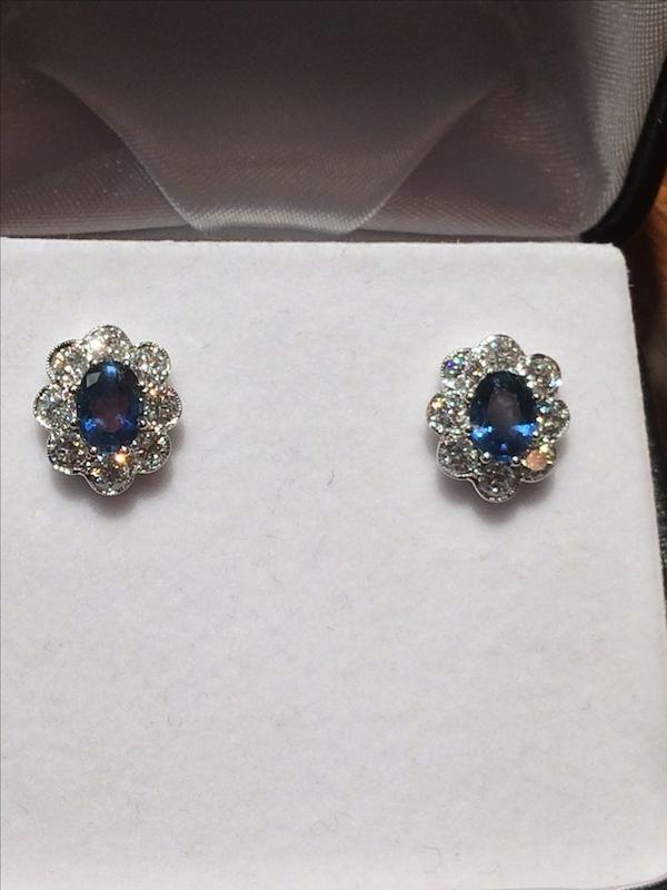 گوشواره ریز میخی