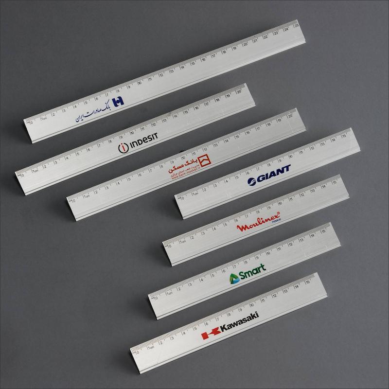 خط‌کش آلومینیومی تبلیغاتی با قابلیت چاپ لوگو – در سه سایز کاربردی