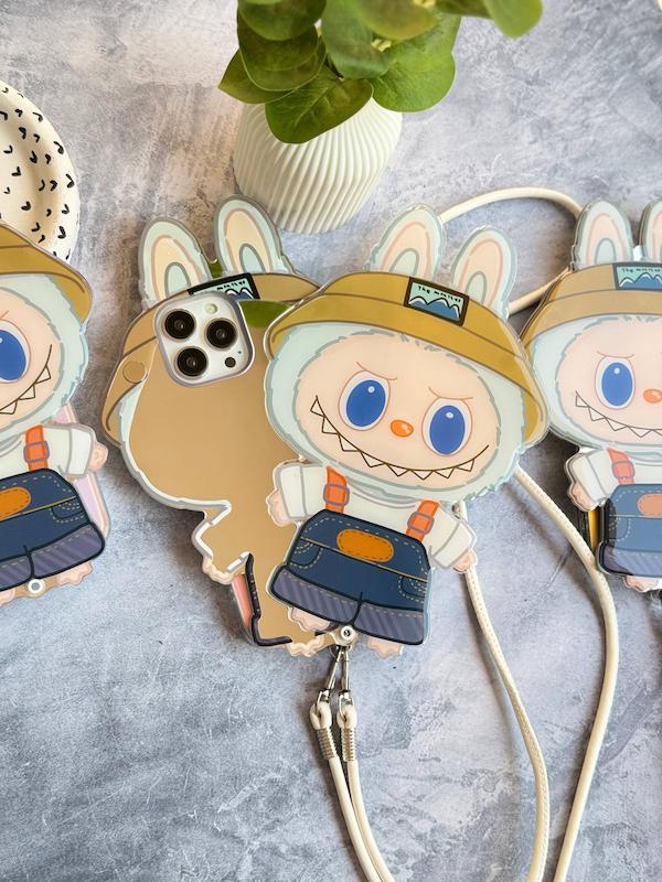 قاب Labubu پشت آیینه ای