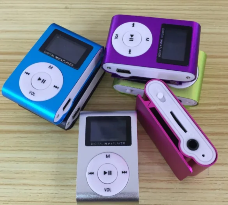 mp3 player دیجیتال دارای صفحه نمایش پک نایلونی با هندزفری ساده 