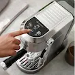 اسپرسوساز خانگی دلونگی مدل EC890 تمام‌اتوماتیک با فشار بخار 15 بار، سیستم گرمایشی ترموبلاک و بدنه استیل
