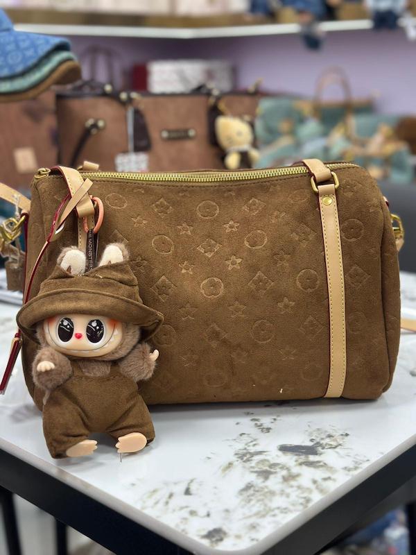 کیف زنانه لویی ویتون مستر کوآلیتی با اکسسوری لبوبو ۳۰ سانتی