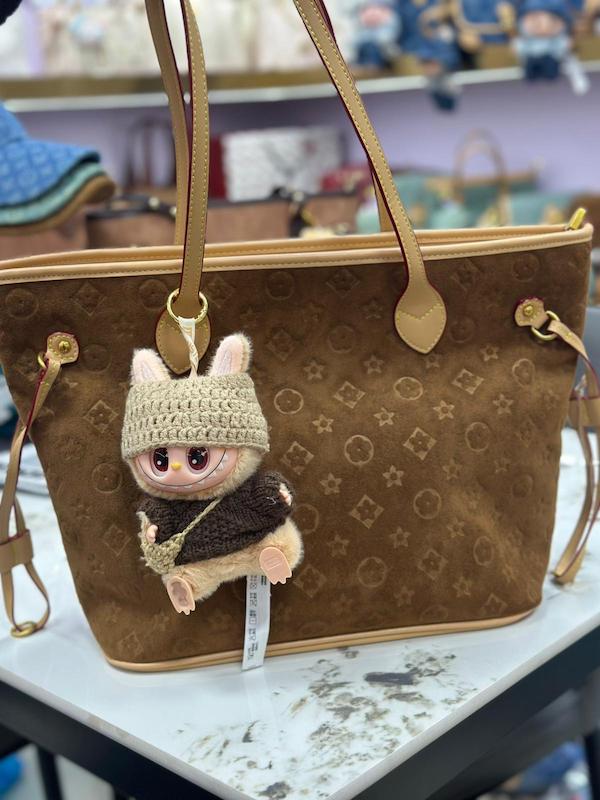 کیف زنانه لویی ویتون مسترکوآلیتی با اکسسوری لبوبو ۴۰ سانتی