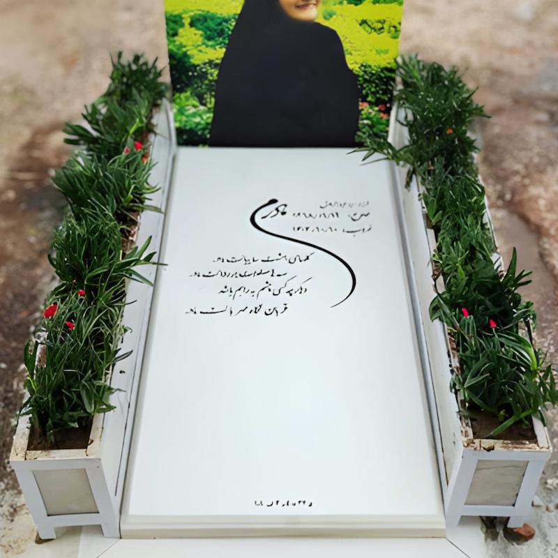 یک عدد گلدان سنگی کنار مزار 120cm