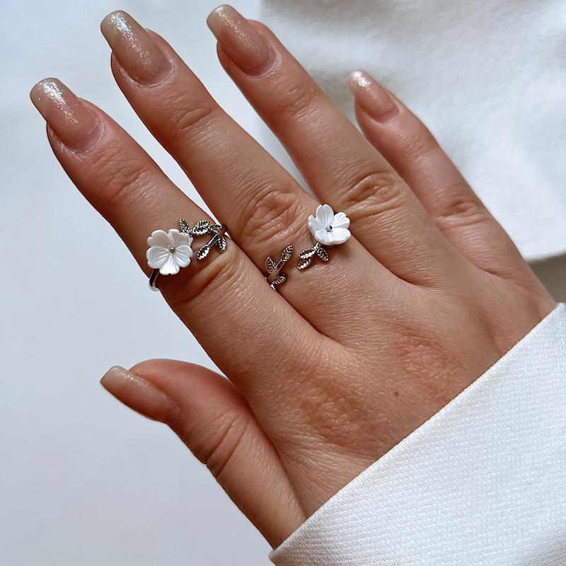 انگشتر گل سفید