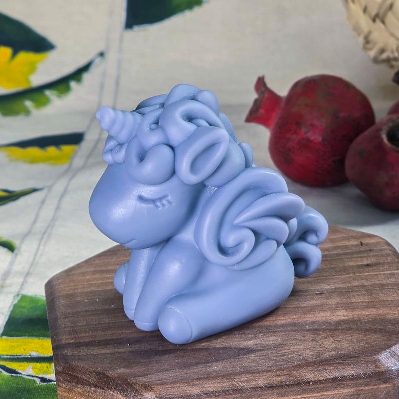 مجسمه اماده اسب تک شاخ