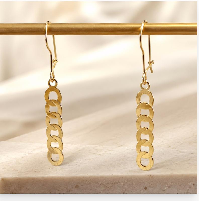 گوشواره طلا زنانه ۱۸ عیار سبک نمادار طرح زنجیری کارتیه Cartier با آویز عصایی