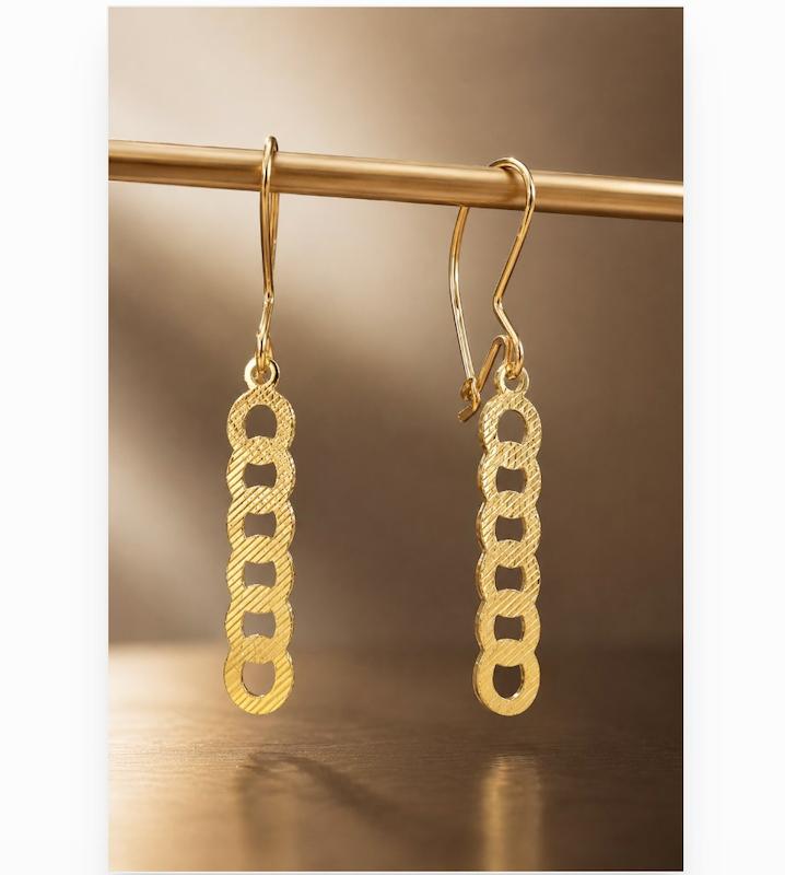 گوشواره طلا زنانه ۱۸ عیار سبک نمادار طرح زنجیری کارتیه Cartier با آویز عصایی