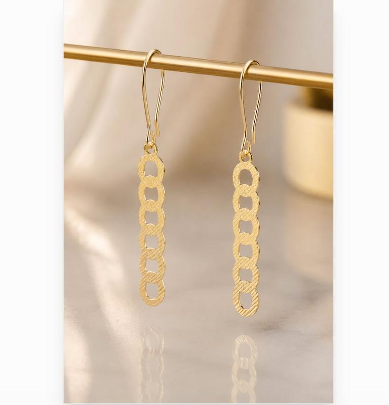 گوشواره طلا زنانه ۱۸ عیار سبک نمادار طرح زنجیری کارتیه Cartier با آویز عصایی