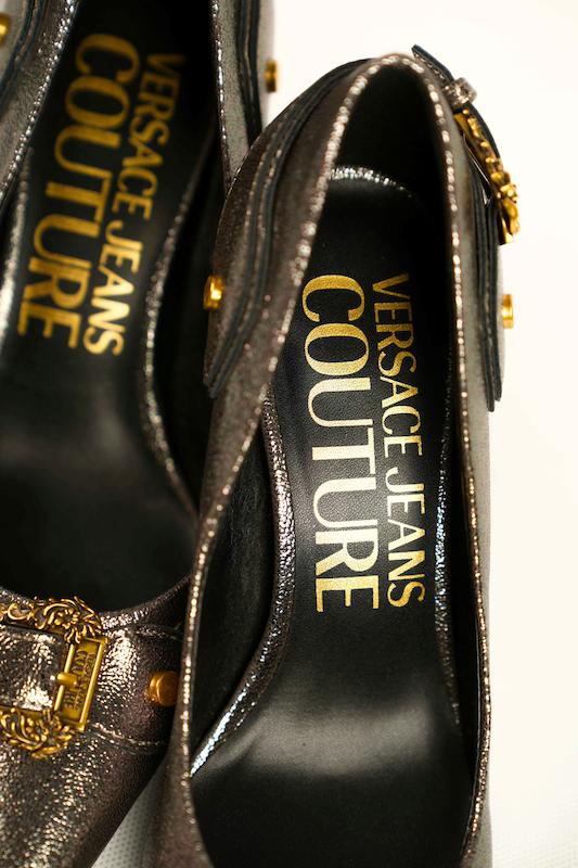 کفش پاشنه دار زنانه برند ورساچه جینز کوتور (Versace Jeans Couture) دودی متالیک