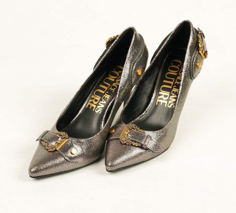 کفش پاشنه دار زنانه برند ورساچه جینز کوتور (Versace Jeans Couture) دودی متالیک