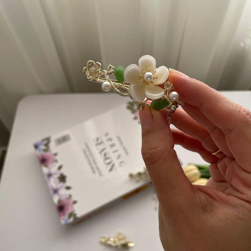 گیره انبری گل سفید آویزدار 