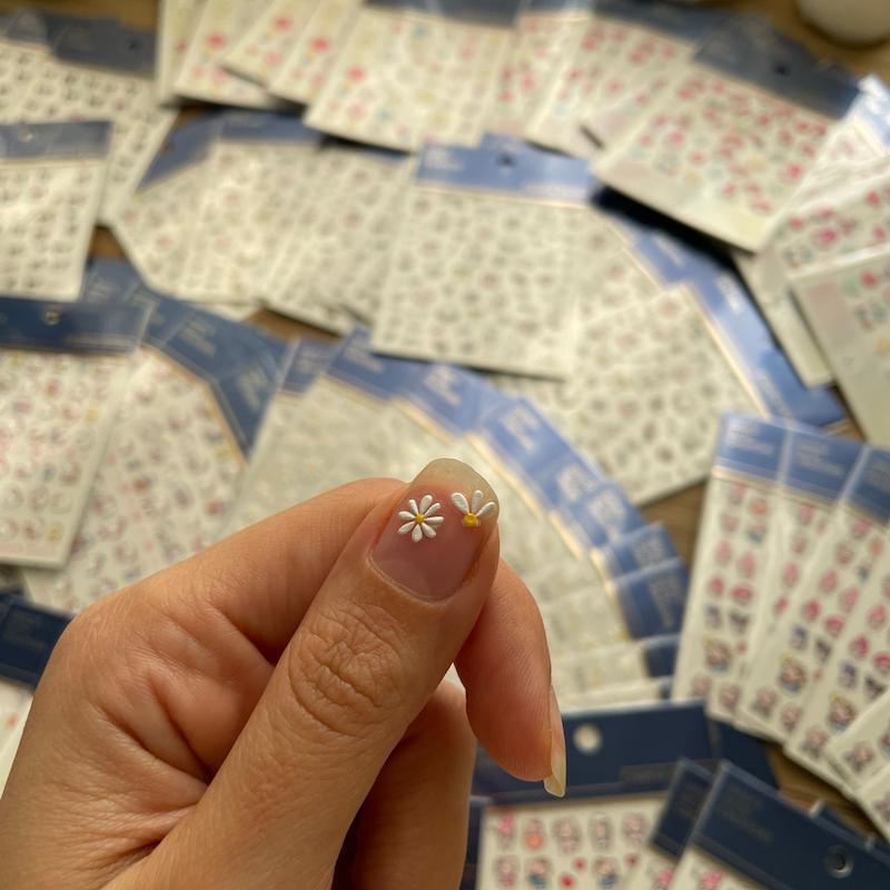 استیکر چسبی اعلاًء ( لنز ناخن )