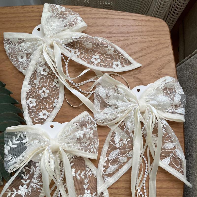 گیره انبری دانتل آویز مروارید و روبان