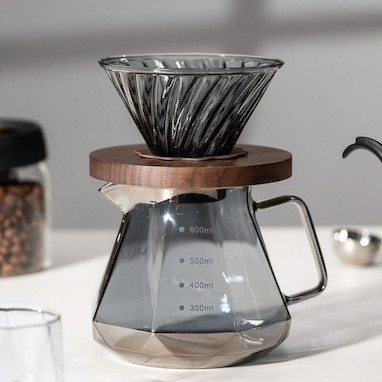 قهوه v60 چیست؟ آموزش کامل دم‌آوری قهوه با وی ۶۰