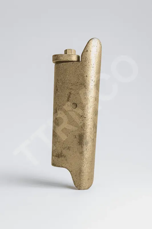 پین ناخن PC800 نمای نزدیک  پین و گوه بیل مکانیکی روی زمینه سفید  نصب پین ناخن روی باکت Komatsu  نمای جانبی پین فولادی  پین مخصوص ناخن بیل در محیط کاری  پین بیل مکانیکی مقاوم در برابر ضربه