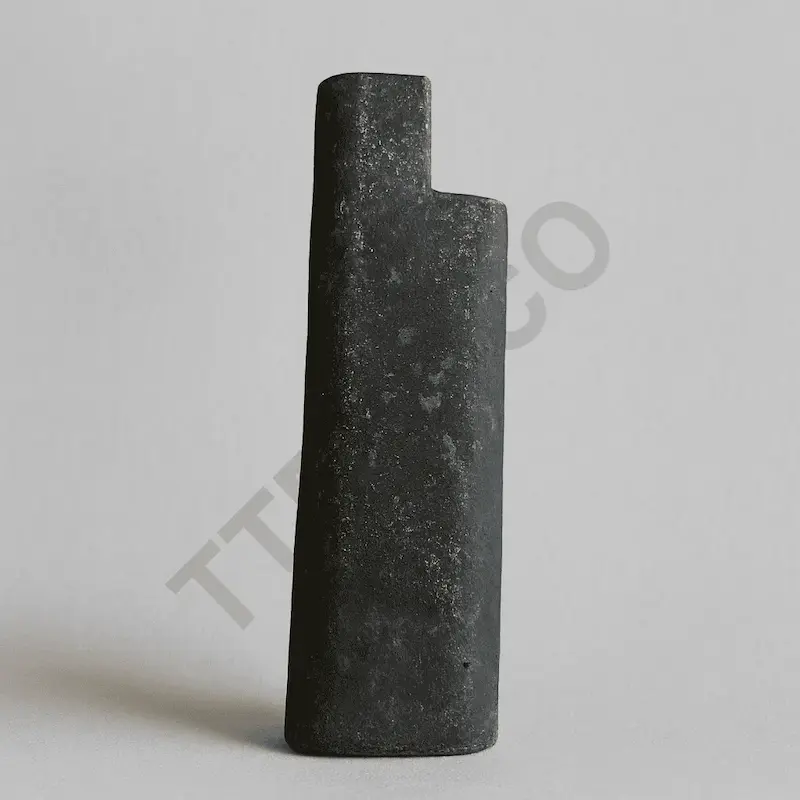 پین ناخن PC800 نمای نزدیک  پین و گوه بیل مکانیکی روی زمینه سفید  نصب پین ناخن روی باکت Komatsu  نمای جانبی پین فولادی  پین مخصوص ناخن بیل در محیط کاری  پین بیل مکانیکی مقاوم در برابر ضربه
