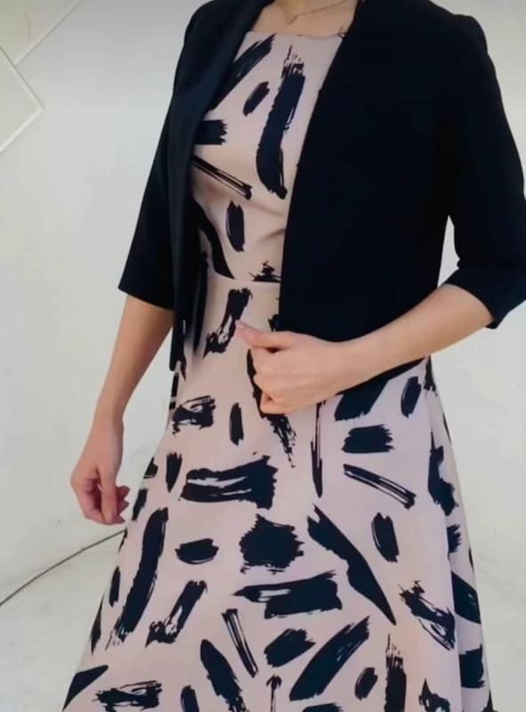 ست کت و سارافون طرح‌دار زنانه عروسکی ترکیب سارافون عروسکی و کت کوتاه مشکی