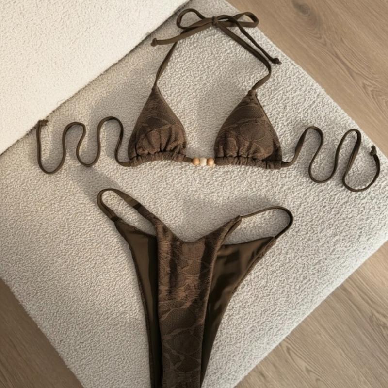 بیکینی،بیکینی دکلته،مایو،مایوزنانه،رومایویی