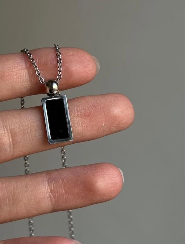 گردنبند مستطیل مشکی