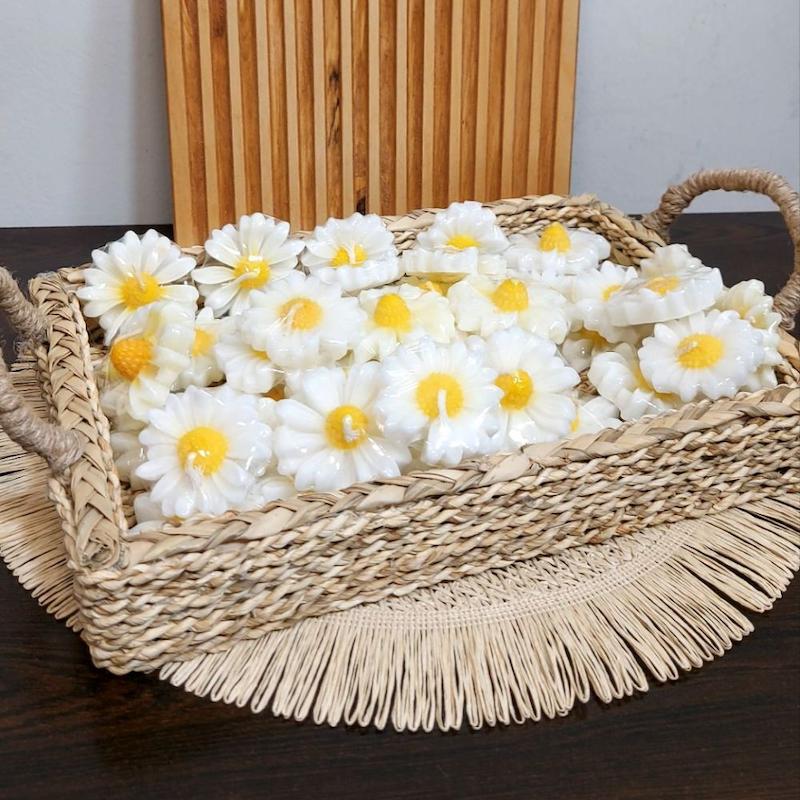 شمع دست ساز طرح گل بابونه 