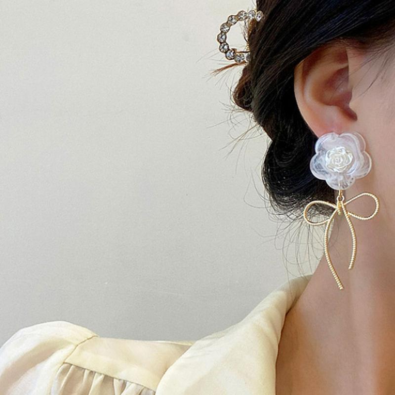 گوشواره میخی زنانه مدل گل شفاف پاپیونی کد 123