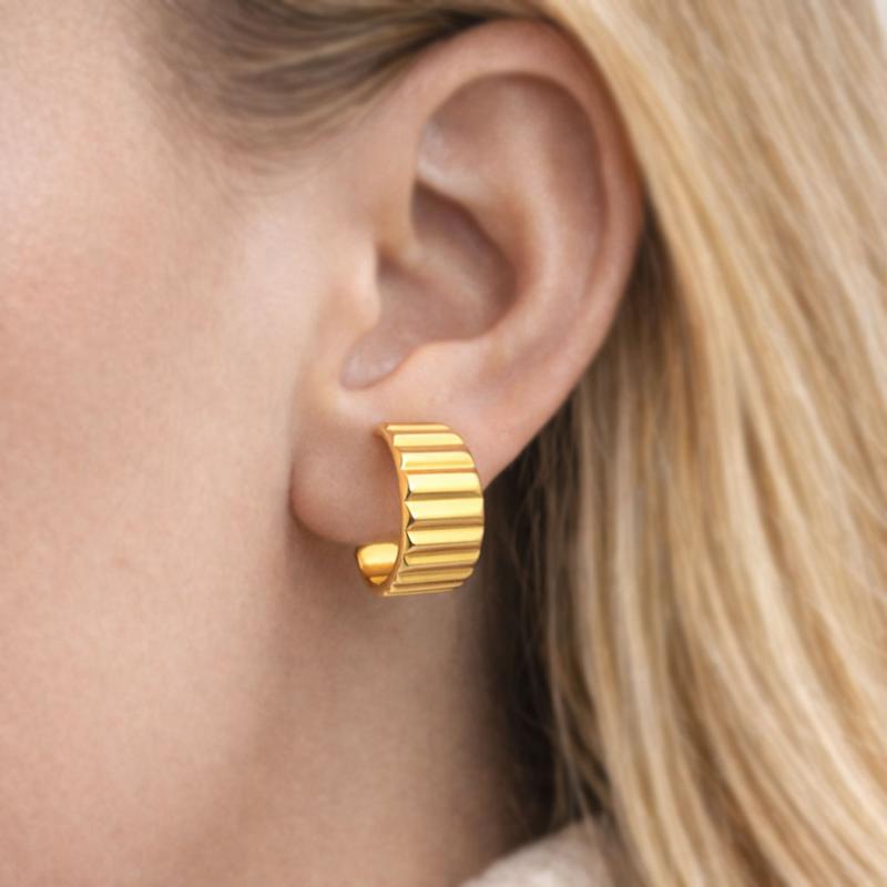 گوشواره میخی زنانه مدل حلقه ای شیاردار