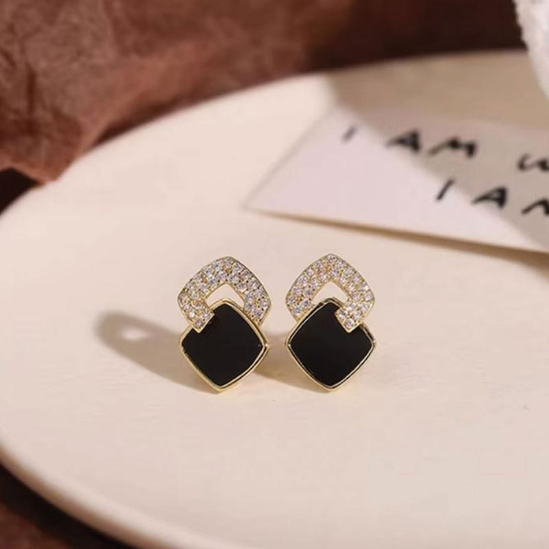 گوشواره میخی زنانه نگین دار کد 107