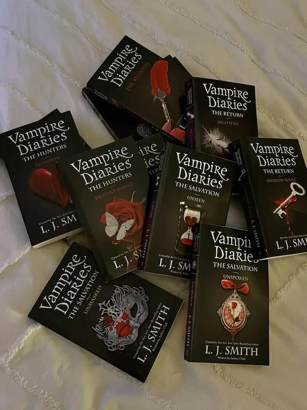 پک کتاب vampire diaries اورجینال