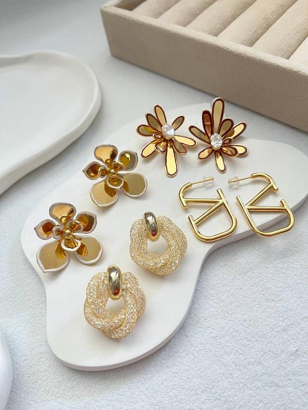 گوشواره گل میناکاری سفید
