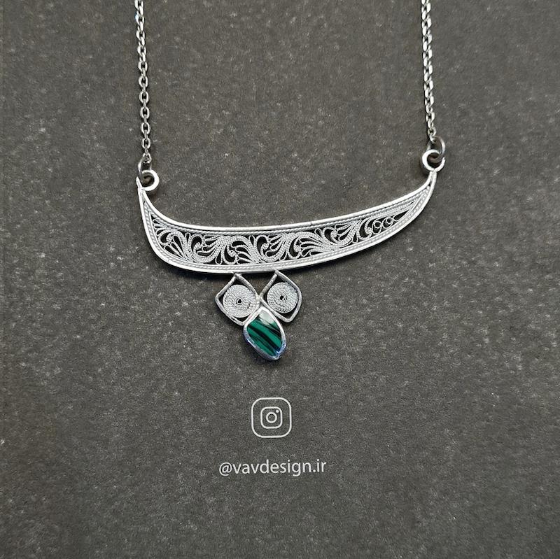 گردنبند حرف پ با سنگ مالاکیت