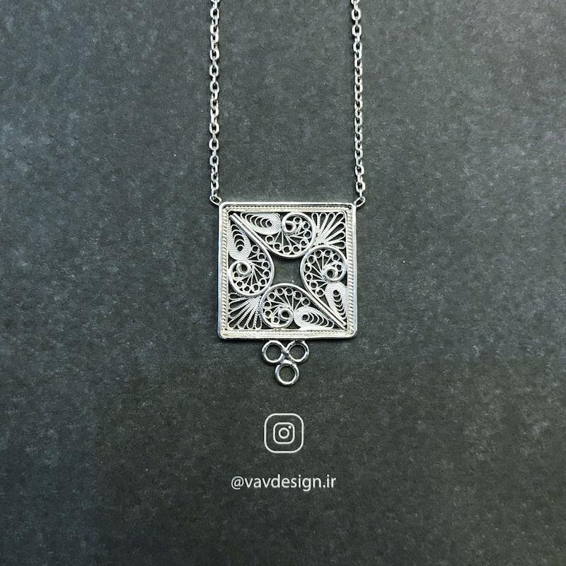 گردنبند مربع