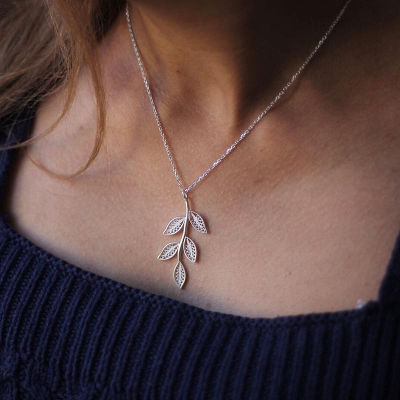 گردنبند برگ