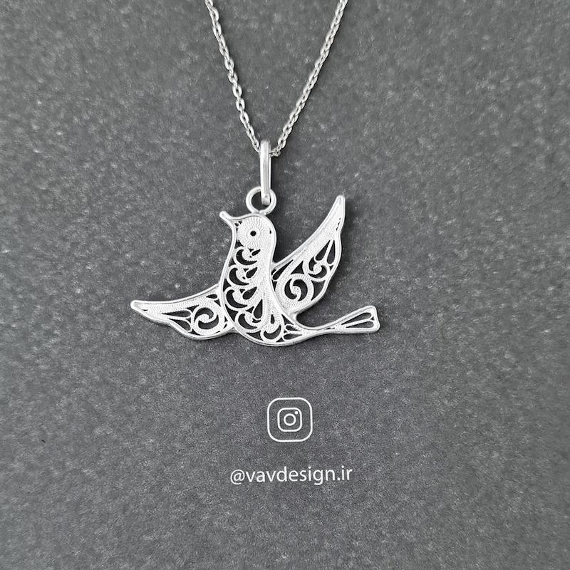 گردنبند پرنده صلح با زنجیر