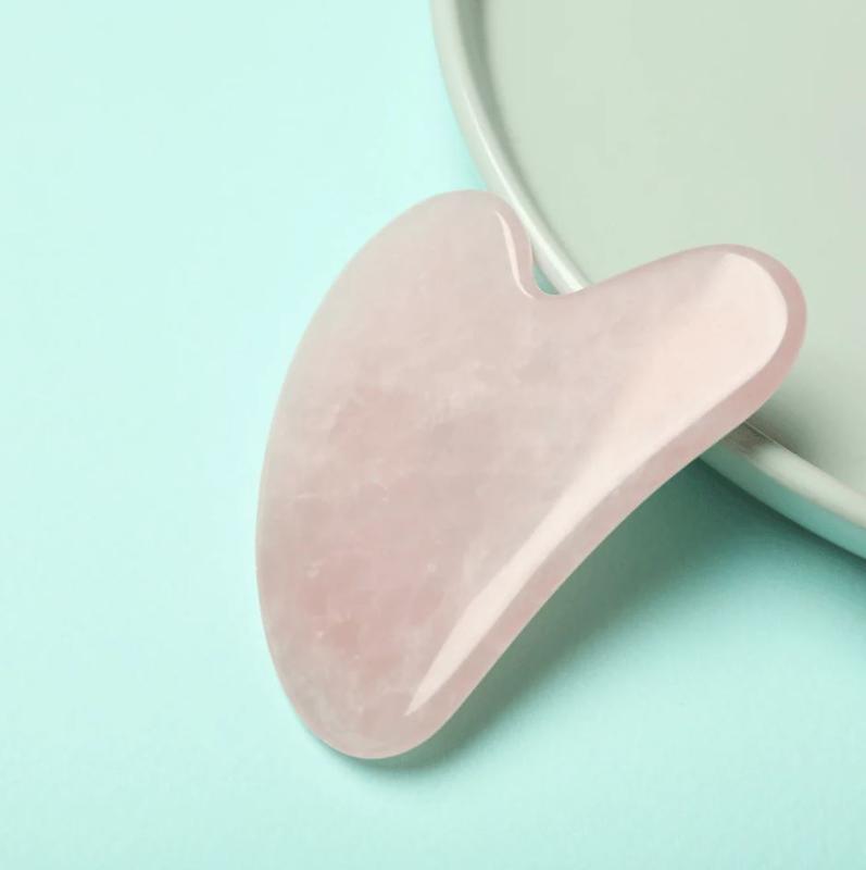 gua-sha-rose-quartz-originalابزار ماساژ صورت گواشا از سنگ کوارتز صورتی اصلGua Sha Rose Quartz – ماساژور صورت سنگ صورتی اورجینال