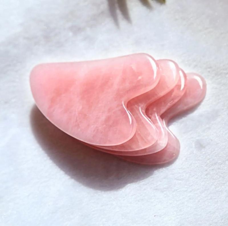 gua-sha-rose-quartz-originalابزار ماساژ صورت گواشا از سنگ کوارتز صورتی اصلGua Sha Rose Quartz – ماساژور صورت سنگ صورتی اورجینال
