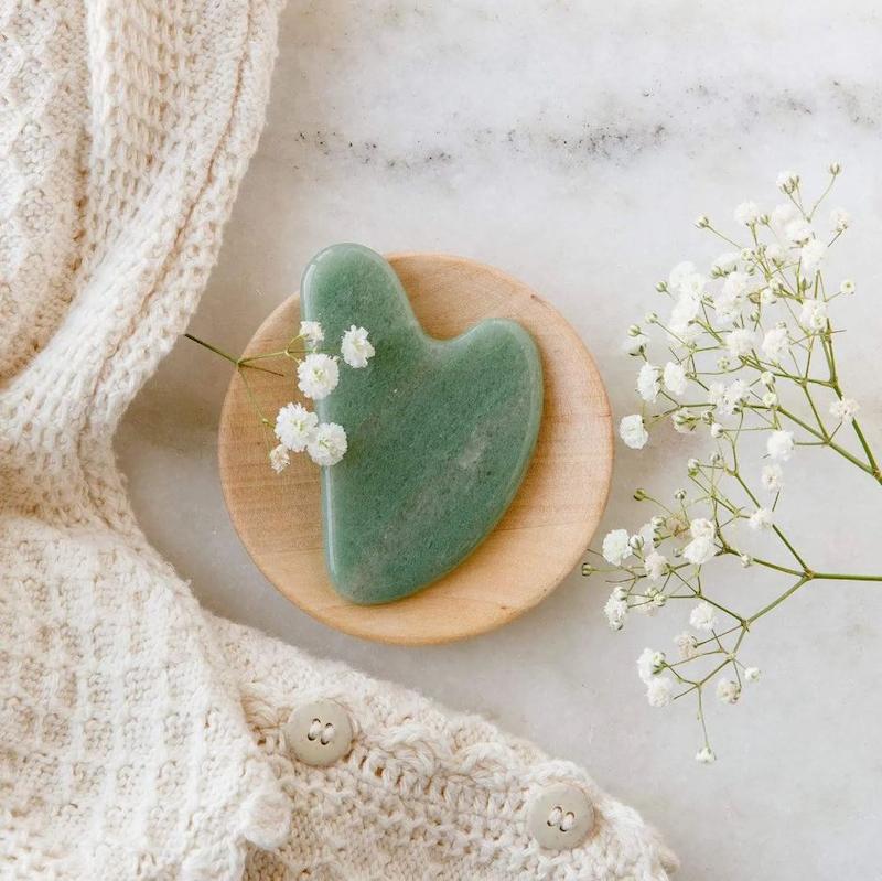 گواشا یشم Jade Gua Sha | لیفت صورت با سنگ سبز طبیعیماساژور صورت گواشا از سنگ یشم سبز اصلخرید گواشا یشم سبز طبیعی – ابزار سنتی چینی برای لیفت صورت، کاهش پف و تقویت جذب سرم با طراحی ارگونومیک و سنگ معدنی اصل