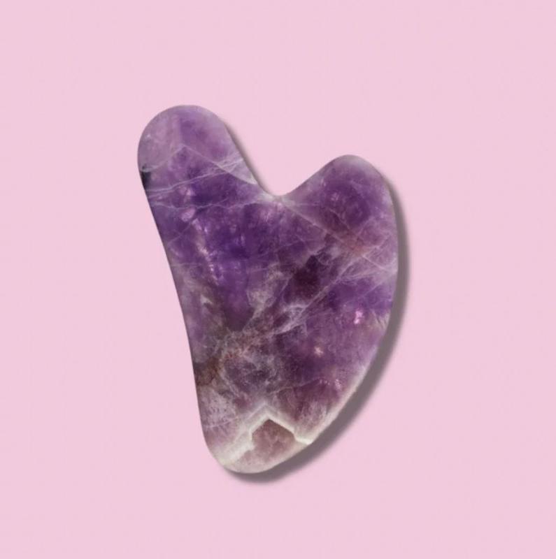 خرید گواشا آمیتیست | Amethyst Gua Sha ماساژور سنگ بنفش صورتابزار ماساژ صورت گواشا از سنگ آمیتیست طبیعی بنفشگواشا آمیتیست سنگ بنفش معدنی با خاصیت ضدالتهاب، ضد استرس و مناسب پوست‌های چرب و حساس. لیفت، آرامش و پاک‌سازی پوست با ابزار سنتی چینی