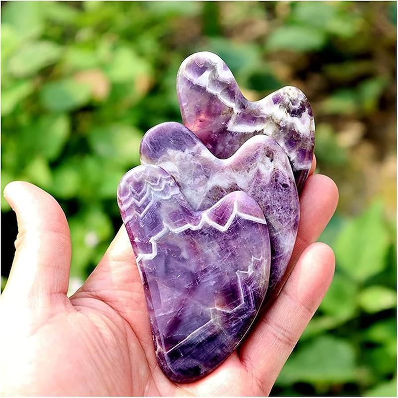 خرید گواشا آمیتیست | Amethyst Gua Sha ماساژور سنگ بنفش صورتابزار ماساژ صورت گواشا از سنگ آمیتیست طبیعی بنفشگواشا آمیتیست سنگ بنفش معدنی با خاصیت ضدالتهاب، ضد استرس و مناسب پوست‌های چرب و حساس. لیفت، آرامش و پاک‌سازی پوست با ابزار سنتی چینی
