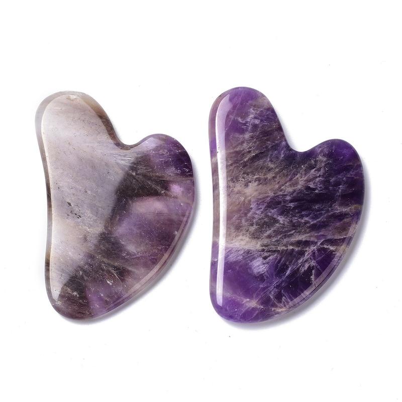 خرید گواشا آمیتیست | Amethyst Gua Sha ماساژور سنگ بنفش صورتابزار ماساژ صورت گواشا از سنگ آمیتیست طبیعی بنفشگواشا آمیتیست سنگ بنفش معدنی با خاصیت ضدالتهاب، ضد استرس و مناسب پوست‌های چرب و حساس. لیفت، آرامش و پاک‌سازی پوست با ابزار سنتی چینی