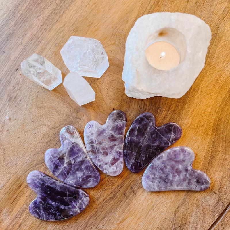 خرید گواشا آمیتیست | Amethyst Gua Sha ماساژور سنگ بنفش صورتابزار ماساژ صورت گواشا از سنگ آمیتیست طبیعی بنفشگواشا آمیتیست سنگ بنفش معدنی با خاصیت ضدالتهاب، ضد استرس و مناسب پوست‌های چرب و حساس. لیفت، آرامش و پاک‌سازی پوست با ابزار سنتی چینی