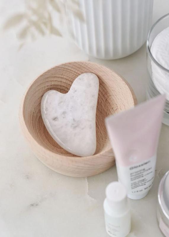 گواشا کوارتز شفاف | Clear Quartz Gua Sha برای لیفت، شفاف‌سازی و پاکسازی پوستابزار گواشا از سنگ کوارتز شفاف طبیعی برای ماساژ صورتگواشا کوارتز شفاف با طراحی ارگونومیک، مناسب برای افزایش شفافیت، تقویت جذب سرم، پاکسازی پوست و آرام‌سازی انرژی‌های منفی.