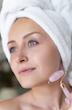 رولر کوارتز صورتی | Rose Quartz Facial Roller – ماساژ صورت با سنگ طبیعی آرامش‌بخشرولر صورت از سنگ کوارتز صورتی طبیعی برای ماساژ و لیفت پوسترولر صورت کوارتز صورتی اصل – ماساژور طبیعی برای کاهش پف، لیفت پوست و جذب بهتر سرم با طراحی دو سر و سنگ معدنی آرامش‌بخش.