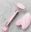 رولر کوارتز صورتی | Rose Quartz Facial Roller – ماساژ صورت با سنگ طبیعی آرامش‌بخشرولر صورت از سنگ کوارتز صورتی طبیعی برای ماساژ و لیفت پوسترولر صورت کوارتز صورتی اصل – ماساژور طبیعی برای کاهش پف، لیفت پوست و جذب بهتر سرم با طراحی دو سر و سنگ معدنی آرامش‌بخش.