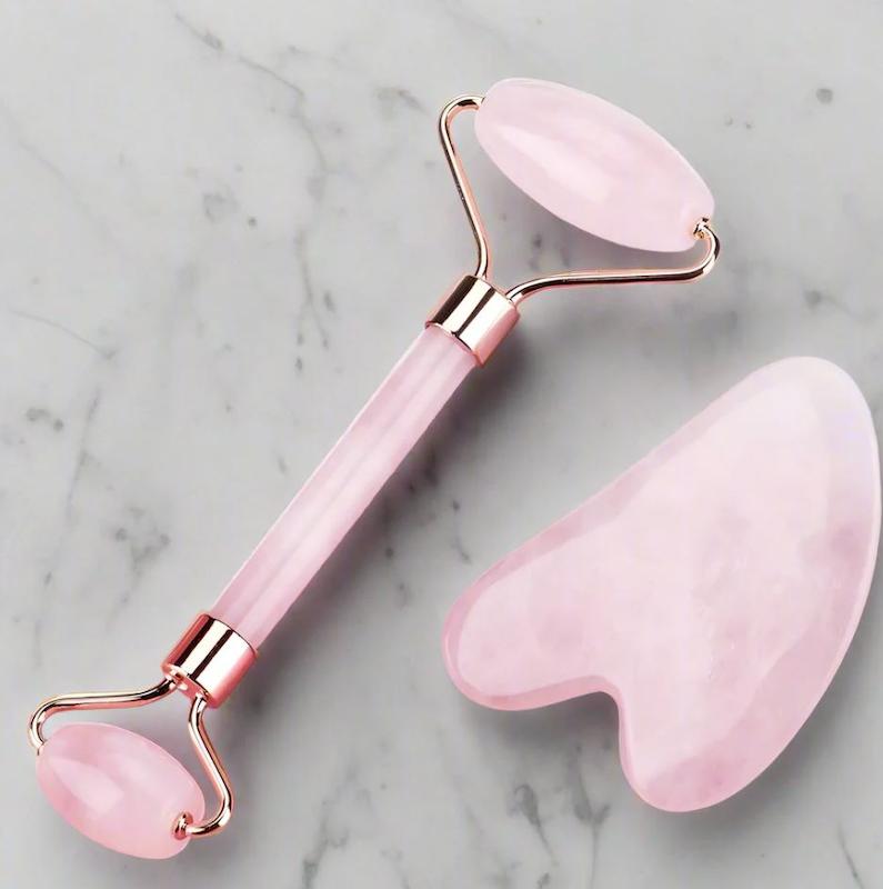 رولر کوارتز صورتی | Rose Quartz Facial Roller – ماساژ صورت با سنگ طبیعی آرامش‌بخشرولر صورت از سنگ کوارتز صورتی طبیعی برای ماساژ و لیفت پوسترولر صورت کوارتز صورتی اصل – ماساژور طبیعی برای کاهش پف، لیفت پوست و جذب بهتر سرم با طراحی دو سر و سنگ معدنی آرامش‌بخش.