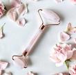 رولر کوارتز صورتی | Rose Quartz Facial Roller – ماساژ صورت با سنگ طبیعی آرامش‌بخشرولر صورت از سنگ کوارتز صورتی طبیعی برای ماساژ و لیفت پوسترولر صورت کوارتز صورتی اصل – ماساژور طبیعی برای کاهش پف، لیفت پوست و جذب بهتر سرم با طراحی دو سر و سنگ معدنی آرامش‌بخش.