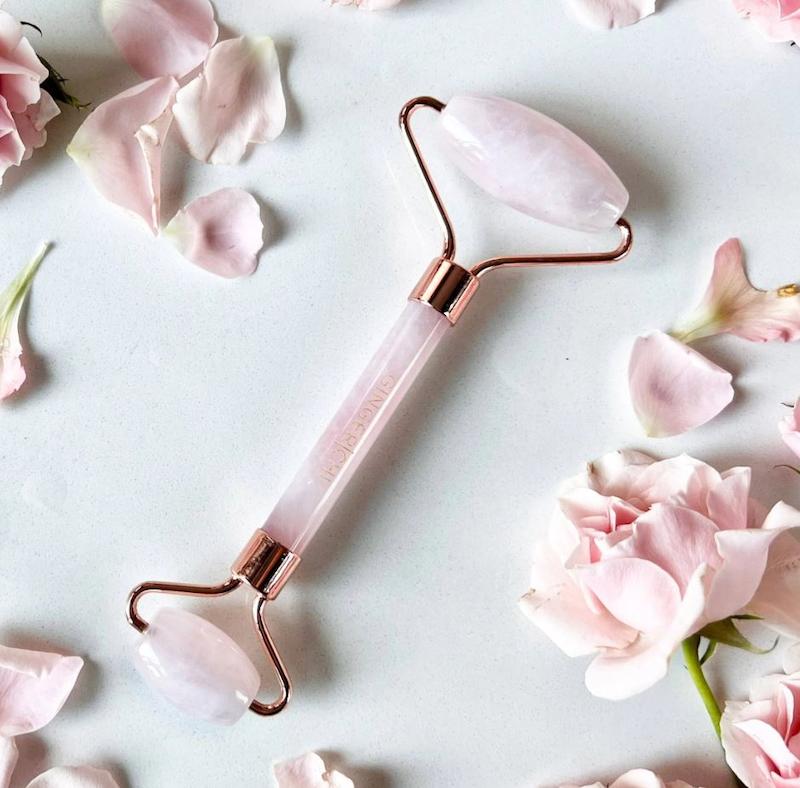 رولر کوارتز صورتی | Rose Quartz Facial Roller – ماساژ صورت با سنگ طبیعی آرامش‌بخشرولر صورت از سنگ کوارتز صورتی طبیعی برای ماساژ و لیفت پوسترولر صورت کوارتز صورتی اصل – ماساژور طبیعی برای کاهش پف، لیفت پوست و جذب بهتر سرم با طراحی دو سر و سنگ معدنی آرامش‌بخش.