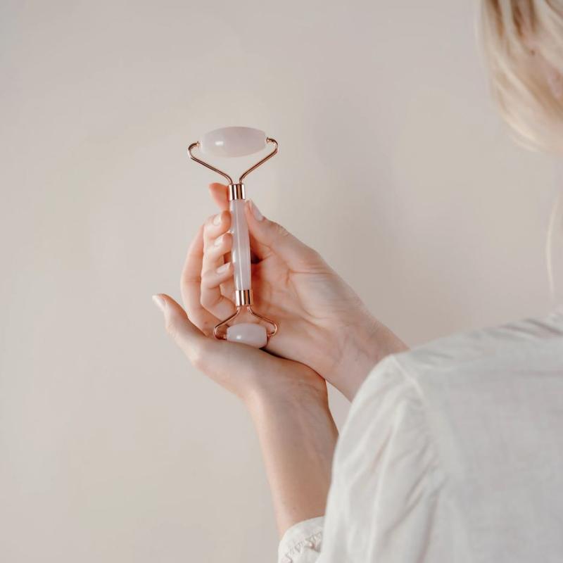 رولر کوارتز صورتی | Rose Quartz Facial Roller – ماساژ صورت با سنگ طبیعی آرامش‌بخشرولر صورت از سنگ کوارتز صورتی طبیعی برای ماساژ و لیفت پوسترولر صورت کوارتز صورتی اصل – ماساژور طبیعی برای کاهش پف، لیفت پوست و جذب بهتر سرم با طراحی دو سر و سنگ معدنی آرامش‌بخش.