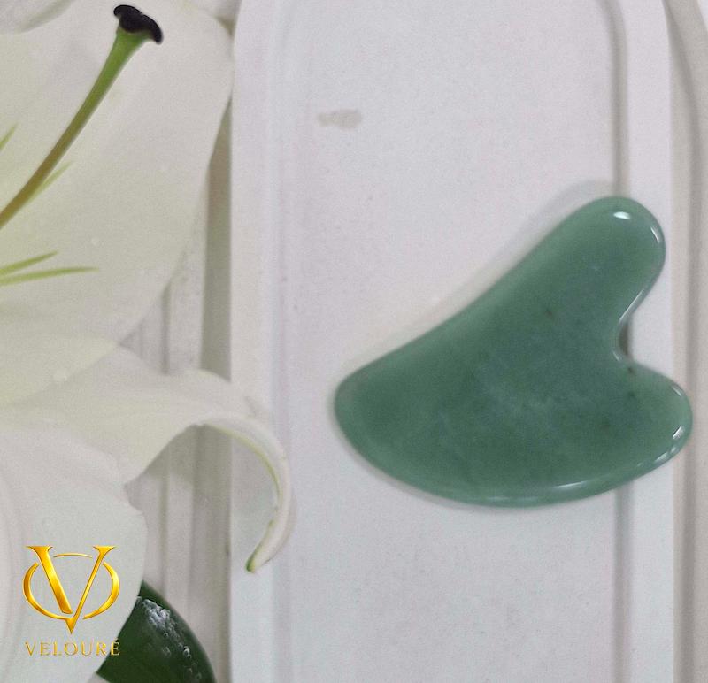 گواشا یشم Jade Gua Sha | لیفت صورت با سنگ سبز طبیعیماساژور صورت گواشا از سنگ یشم سبز اصلخرید گواشا یشم سبز طبیعی – ابزار سنتی چینی برای لیفت صورت، کاهش پف و تقویت جذب سرم با طراحی ارگونومیک و سنگ معدنی اصل