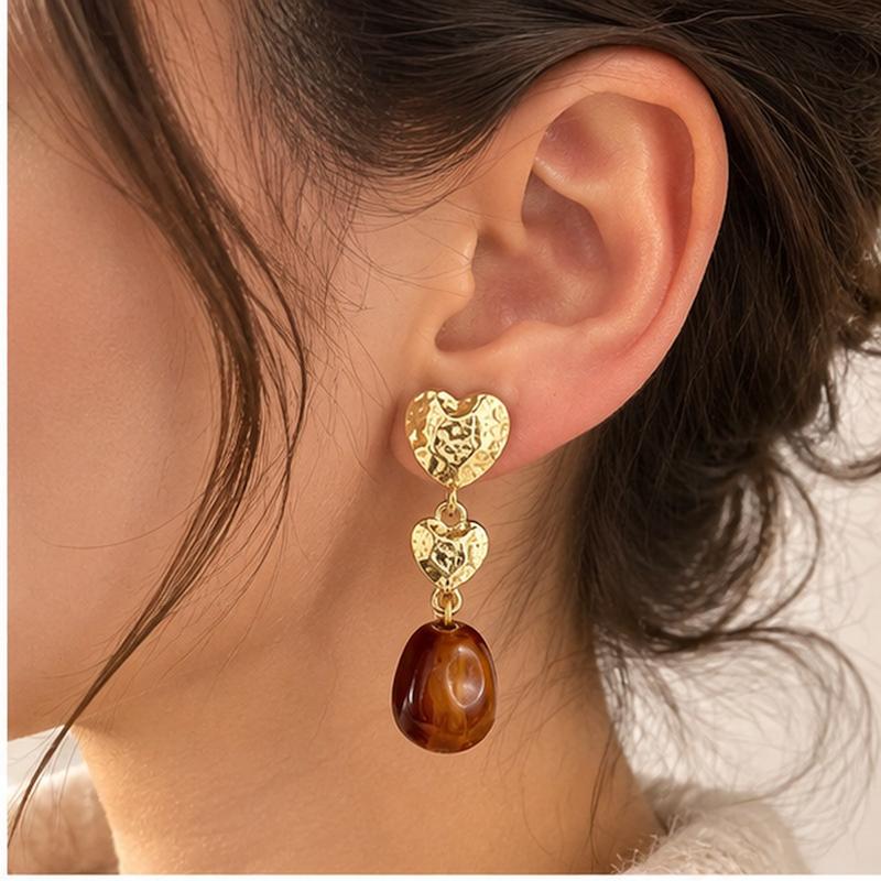 گوشواره قلبی آویز قهوه‌ای روی گوش